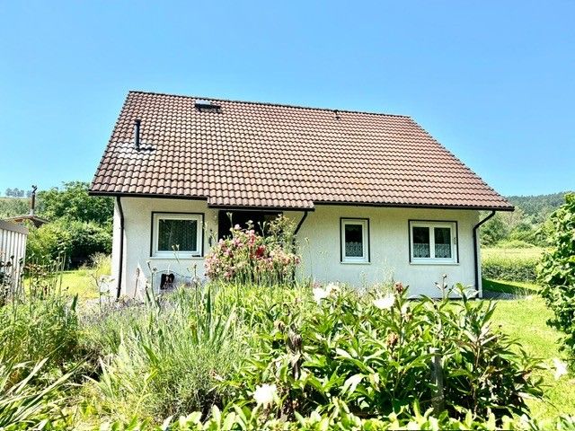 Gepflegtes Einfamilienhaus mit Terrasse, Doppelgarage und 700 M² wunderschönem Grundstück in Vacha-O